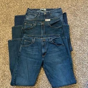 Wrangler Straight Flex 34x32 EUC (3 pairs)